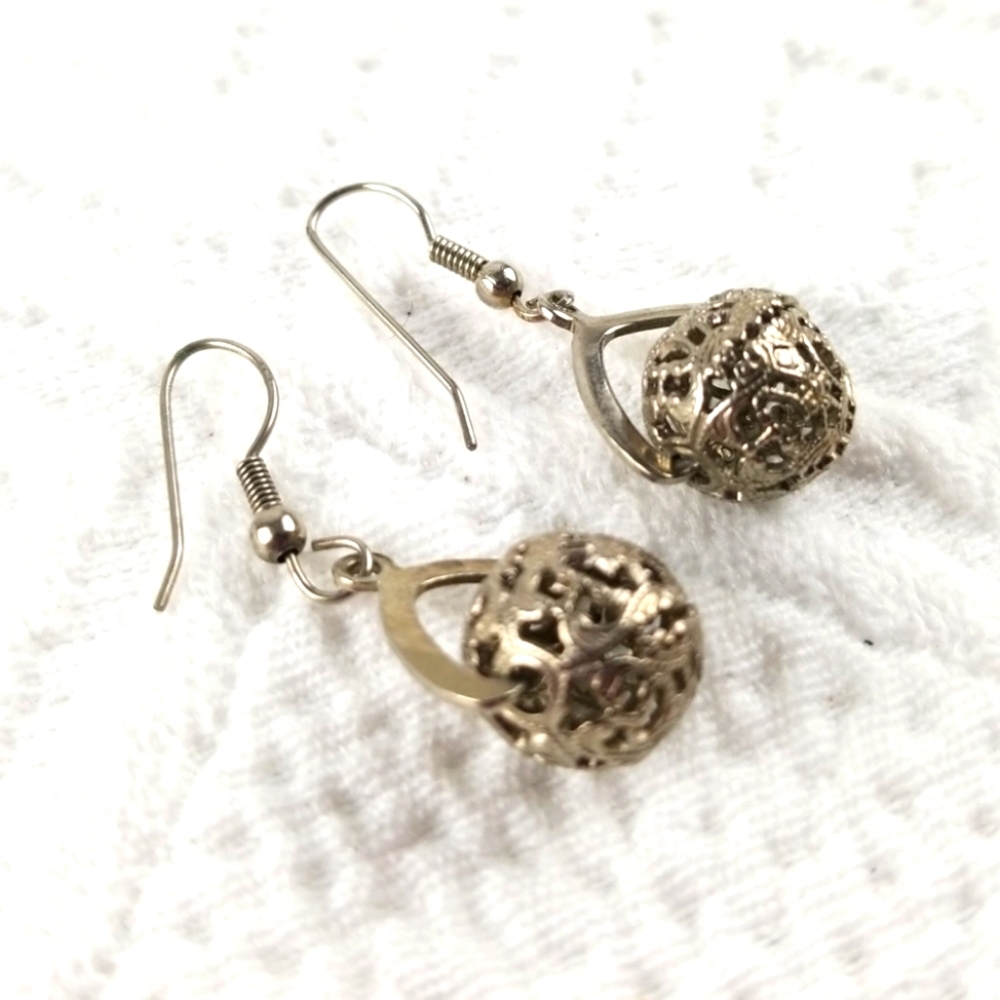 DROP EARRINGS